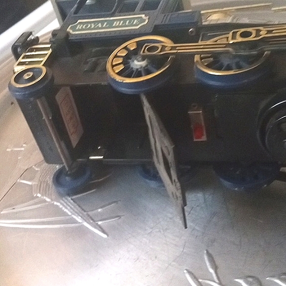 Royal Blue train toy collector model . Runs in batteries. Great condition. - Picture 5 of 6